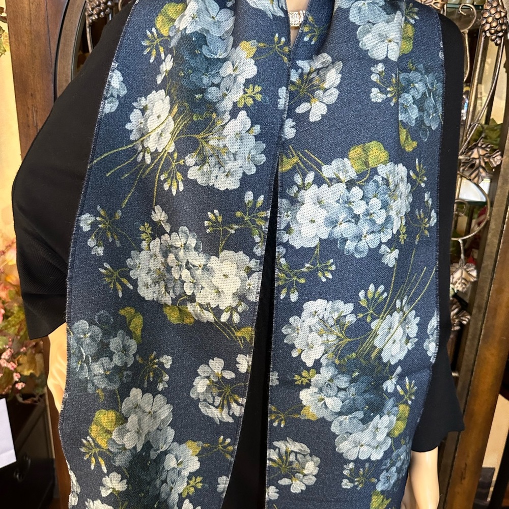Gorgeous Gucci Wool Blooms Reversible Scarf - Picture 4 of 8